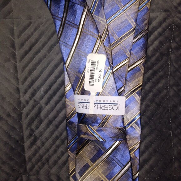 New tie - Picture 2 of 4